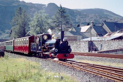 Der Bahnhof in den Schieferbergen
Die kleine Schlepptenderlok "Linda" erreicht mit ihrem Zug den Bahhof Bleanau Ffestiniog. Der Ort wird geprägt von den gewaltigen Abraumhalden der Schiefersteinbrüche, die einst tausenden Männern und der Bahn Arbeit verschafften. Die Steinbrüche sind heute, so wie die Bahn gut besuchte Touristenattraktionen.
Schlüsselwörter: Wales , Ffestiniog Railway , Bleanau Ffestiniog