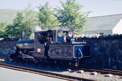 Linda
In den 1960er-Jahren erwarb die FR zwei kräftige B-Kuppler von der stillgelegten Penrhyn Quarry Railway, "Linda" und "Blanche". Beide Loks erhielten bei der FR eine Vorlaufachse und Schlepptender, einige Jahre später wurden auch sie auf Ölfeuerung umgebaut.
Schlüsselwörter: Wales , Ffestiniog Railway , Bleanau Ffestiniog