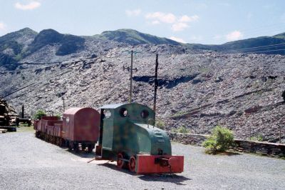 Im Steinbruch
Nicht auf der Ffestiniog Railway selbst, aber in unmittelbarer Nähe steht dieser Zug in der Llechwedd-Schiefermine in Bleanau Ffestiniog, die heute als Museum unter- und oberirdisch besichtigt werden kann und einen eindrucksvollen Einblick in die Arbeitswelt des 19. und frühen 20. Jahrhunderts gibt.
Schlüsselwörter: Wales , Ffestiniog Railway , Bergwerksbahn