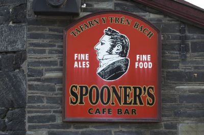 Spooner's, das Bahnhofsrestaurant am Hafenbahnhof in Porthmadog, dem Ausgangspunkt der Ffestiniog Railway.
Schlüsselwörter: Ffestiniog Railway