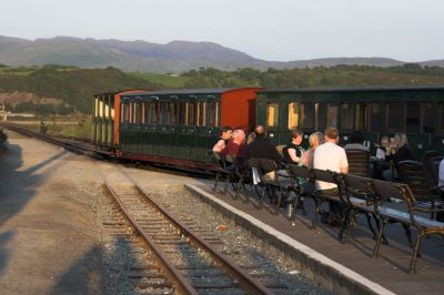 Hafenbahnhof Porthmadog, an einem sonnigen Abend nach der Fahrt des letzten Zuges des Tages. Im Vordergrund die (in dieser Form noch provisorische) Abzweigung zur Welsh Highland Railway.
Schlüsselwörter: Ffestiniog Railway, Welsh Highland Railway, Porthmadog