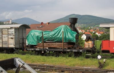 Auf einen Güterwagen verladen und mit einer Plane verhüllt findet man den Kessel der U.7, der zur Inspektion nach Weiz gebracht wurde.
Schlüsselwörter: Feistritztalbahn , Weiz , U.7