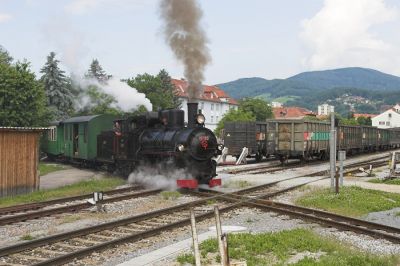 In Weiz quert das Verbindungsgleis zum Schmalspurbahnsteig am Bahnhofsvorplatz die beiden Normalspurgleise.
Schlüsselwörter: Feistritztalbahn , Weiz , 83