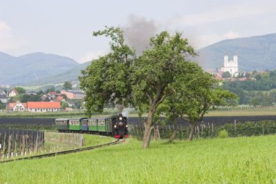 Am Stadtrand von Weiz bietet die Wallfahrtskirche am Weizberg einen reizvollen Hintergrund für einen Fotohalt mit Scheinanfahrt.
Schlüsselwörter: Feistritztalbahn , Weiz , 83