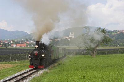 Die 83 schiebt den Zug für eine Scheinanfahrt vor der Kulisse der Stadt Weiz zurück.
Schlüsselwörter: Feistritztalbahn , Weiz , 83