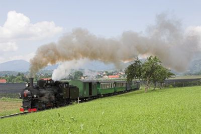 Zug der Feistritztalbahn etwas außerhalb von Weiz. Leider wehte der Wind recht ungünstig und so verdeckten die Rauchschwaden die Bergkirche im Hintergrund.
Schlüsselwörter: Feistritztalbahn , Weiz , 83