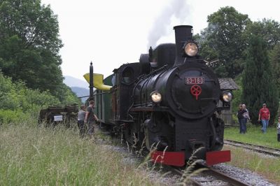 Im Bahnhof Anger werden die Wasservorräte ergänzt.
Schlüsselwörter: Feistritztalbahn , 83 , Anger