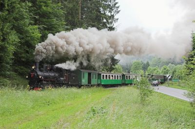 Hinter der Station Koglhof quert die Bahn die Feistritztal-Bundesstraße zum wiederholten mal.
Schlüsselwörter: Feistritztalbahn , 83 , Koglhof