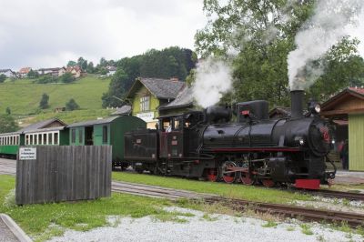 Nach der Ankunft in der Endstation Birkfeld ist noch etwas Zeit, den Zug vor dem liebevoll restaurierten Bahnhofsgebäude abzulichten.
Schlüsselwörter: Feistritztalbahn , 83 , Birkfeld