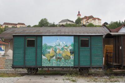 Am Bahnhof Birkfeld ist dieser kunstvoll bemalte Güterwagen zu finden.
Schlüsselwörter: Feistritztalbahn , Birkfeld