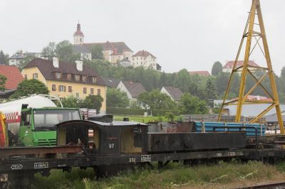 Auf einen Flachwagen liegen Führerhaus und Wasserkästen der U.7 gelagert, auf dem Hügel im Hintergrund ist die Kirche von Birkfeld zu sehen.
Schlüsselwörter: Feistritztalbahn , U.7 , Birkfeld