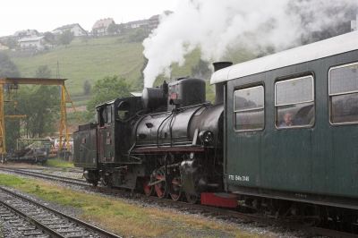 83-180 hat umgesetzt und steht nun mit ihrem Zug zur Rückfahrt nach Weiz bereit.
Schlüsselwörter: Feistritztalbahn , 83 , Birkfeld