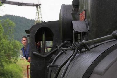 Einfahrt in Oberfeistritz, der Lokführer betätigt die Bremse. Da ab hier wieder die Strecke der Landesbahnen befahren wird, muß zuerst die Gleissperre geöffnet werden. Im Hintergrund ist das Schutzgerüst unter der Materialseilbahn des Talkumwerkes zu erkennen.
Schlüsselwörter: Feistritztalbahn , 83 ,  Oberfeistritz