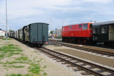 Zwei Bahnsteige
Da mußte erst jeglicher Planverkehr auf den Waldviertler Schmalspurbahen eingestellt werden, damit für beide Äste ein Bahnsteig in Gmünd errichtet wird...  Links der neue Bahnsteig für die Nordstrecke.
Schlüsselwörter: Waldviertel , Gmünd , 2095