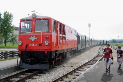 Zug aus Groß Gerungs
Neugierige Blicke auch für die neue Nostalgie-2095 im Waldviertel.
Schlüsselwörter: Waldviertel , Gmünd , 2095