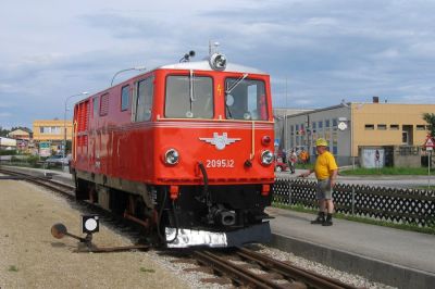 Waldviertler Urgestein
Die 2095.012 gehört - als langjährige einzige 2095 in Gmünd - genauso zum Waldviertel, wie die Wackelsteine. Allerdings sollte man ihr noch einen kleinen tupfen Farbe (RAL 2002, Blutorange) gönnen.
Schlüsselwörter: Waldviertel , Gmünd , 2095