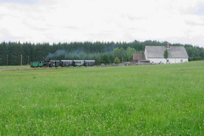 Im Waldviertler Mexiko
Unweit der Haltestelle Langegg, wo die Schmalspurstrecke aus dem Wald heraus in offeneres Gelände übergeht, trägt eine kleine Ansammlung von Häusern den Namen "Mexiko". 100.13 ist hier um die Mittagszeit mit einem Zug nach Alt Nagelberg unterwegs.
Schlüsselwörter: Waldviertler Schmalspurbahnen , Nordast , Langegg