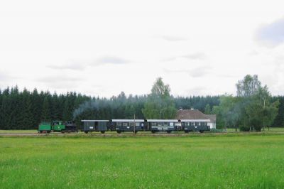 Grün in Grün
Grüner Zug mit grüner Lok in ebenfalls saftig grüner Waldviertler Landschaft bei Langegg
Schlüsselwörter: Waldviertler Schmalspurbahnen , Nordast , Langegg