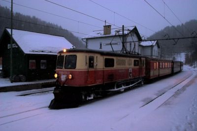 Der letzte Tour des Tages über den Berg
An diesem Sonntag wurde sogar nachmittags der letzte Zug nach Mariazell außerplanmäßig mit Lok und Reisezugwagen geführt. Gegen 18:00 macht sich 1099.013-3 schon bei einsetzender Dunkelheit auf den Weg über den Berg.
Schlüsselwörter: Mariazellerbahn , MzB , 1099 , Laubenbachmühle