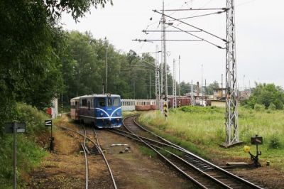 Ausfahrt am Dreischienengleis
Die TU47 wird mit ihrem Zug nach Obratan gleich in das Dreischienengleis einfahren. Was aus dieser Perspektive wie ein überlanger Zug aussieht, sind allerdings nur abgestellte Waggons. Die Garnitur selbst besteht nur aus der Lok und einem Wagen.
Schlüsselwörter: JHMD , Südböhmen , TU47 , Jindrichuv Hradec , Dreischienengleis