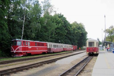 am Schmalspurbahnsteig
Am Bahnsteig steht ein Ein-Wagen-Zug bereit, der für Obratan vorgesehen ist. Der Zug nach Nova Bistrice am vierten Gleis ist da schon etwas eindrucksvoller.
Schlüsselwörter: JHMD , TU47 , Jindrichuv Hradec