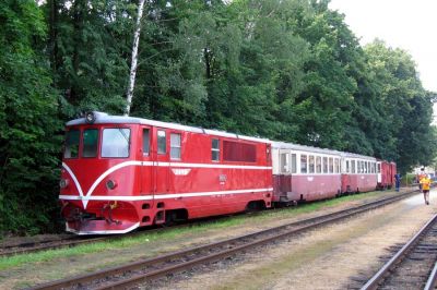 Zug nach Nova Bistrice
Der Zug, bestehend aus einer TU47 und zwei der typischen Reisezugwagen, ist mit einem aus Rumänien stammenden vierachsigen Güterwagen verstärkt, der als Fahrradtransportwagen dient.
Schlüsselwörter: JHMD , TU47 , Jindrichuv Hradec