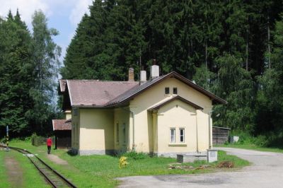 Bahnhof Strizovice
Inzwischen liebevoll restauriert ist das Bahnhofsgebäude von Strizovice. Bei meiner ersten Fahrt auf dieser Strecke im Jahr 1992 gab es hier, tief im Wald, einen gut 20-minütigen Aufenthalt, den das Zugpersonal zum Pilze sammeln nutzte.
Schlüsselwörter: JHMD , Strizovice