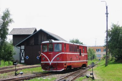 Umsetzen an der Endstation
Die TU47 beim Umsetzen am Heizhaus von Nova Bistrice. Wollte man heute die Strecke ins Niederösterreichische Litschau verlängern, so müßte man zuerst das Wohnhaus im Hintergrund abreissen.
Schlüsselwörter: JHMD , TU47 , Nova Bistrice