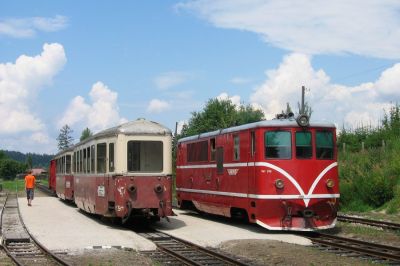 Lok und Wagen
Die TU47 neben den Waggons in Nova Bistrice, man beachte die frisch aufgeschütteten Sand-Bahnsteige
Schlüsselwörter: JHMD , TU47 , Nova Bistrice