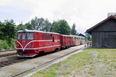 Nova Bistrice
Die Lok hat zur Rückfahrt ans andere Ende des Zuges umgesetzt.
Schlüsselwörter: JHMD , TU47 , Nova Bistrice