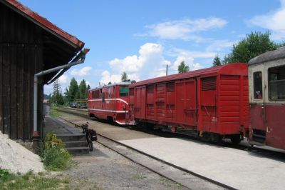 am Güterschuppen
Nun hinter der Lok, der ehemals rumänische Güterwagen
Schlüsselwörter: JHMD , TU47 , Nova Bistrice