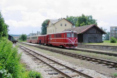 liebevoll restauriert
...wurden die Bahnhofsgebäude nach der Privatisierung der böhmischen Schmalspurbahnen, so auch in der Endstation Nova Bistrice.
Schlüsselwörter: JHMD , TU47 , Nova Bistrice