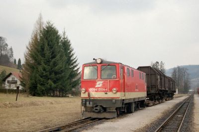 Rollwagenzug in Gresten
2095 004-4 ist mit zwei auf Rollwagen verladenen Teleskophaubenwagen im Bahnhof Gresten angekommen.
Schlüsselwörter: Krumpe , Gresten , 2095 , Rollwagen