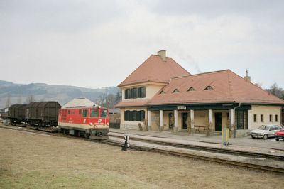 Bahnhof Gresten
Rollwagenzug im Bahnhof Gresten. Ein Ausflug nach Ybbsitz und eine anschließende Busfahrt brachten mich Ende Jänner 1991 zum ersten mal nach Gresten. Allerdings wußte ich damals nicht (es war noch in der Vor-Internet-Ära...), dass der Personenverkehr nach Gresten zu diesem Zeitpunkt bereits auf Schienersatzverkehr umgestellt war. 
Schlüsselwörter: Krumpe , Gresten , 2095 , Rollwagen