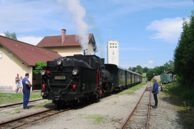 399.03 in Litschau
Der "Herrensee-Express" ist abwechselnd mit 399 und 2095 bespannt. Heute hat 399.03 schon für die Rückfahrt umgesetzt.
Schlüsselwörter: Waldviertel , Litschau , 399