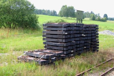 Erneuerung
Bei Brand erinnert uns ein Stapel Neuschwellen daran, dass erfreulicherweise auch nach Einstellung des Planverkehrs in den Oberbau investiert wird.
Schlüsselwörter: Waldviertel , Brand , 399