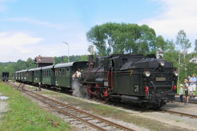 Wasserfassen in Alt Nagelberg
Nach einer zeitlich perfekt abgestimmten Paralleleinfahrt mit dem Zug aus Heidenreichstein muß 399.03 ihre Wasservorräte auffrischen.
Schlüsselwörter: Waldviertel , Alt Nagelberg , 399