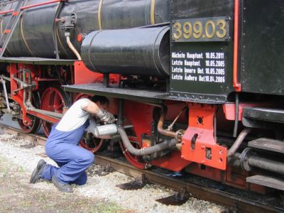 Wer gut schmiert...
Der Aufenthalt in Alt Nagelberg wird genutzt, um das Fahrwerk der Lok zu schmieren.
Schlüsselwörter: Waldviertel , Alt Nagelberg , 399