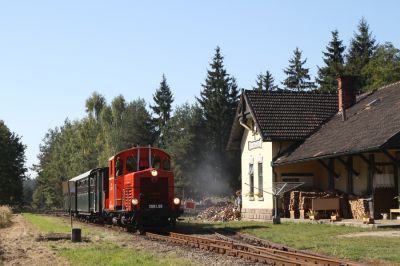 2091.09 mit dem Fotozug vor dem denkmalgeschützten Stationsgebäude von Neu Nagelberg.
Schlüsselwörter: Waldviertel , Nordast , 2091 , Neu Nagelberg