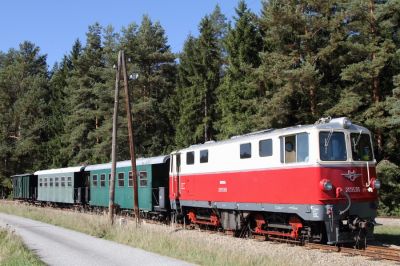 2095.05 mit den beiden Selbstbau-Vierachsern des Waldviertler Schmalspurbahnvereins.
Schlüsselwörter: Waldviertel , Nordast , 2095 , Alt Nagelberg