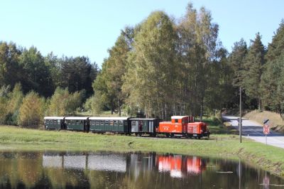 Der Zug spiegelt sich malerisch im Gopprechtser Teich.
Schlüsselwörter: Waldviertel , Nordast , 2091 , Gopprechts