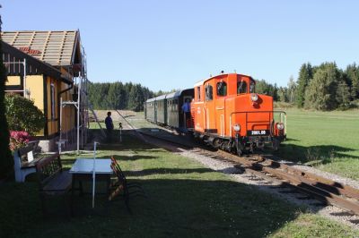 Der ehemalige Bahnhof Brand wird von seinem Besitzer detailgetreu restauriert.
Schlüsselwörter: Waldviertel , Nordast , 2091 , Brand