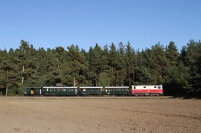 Am Waldrand vor Breitensee ist 2095.05 in Richtung Gmünd unterwegs.
Schlüsselwörter: Waldviertel , Nordast , Breitensee , 2095