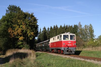 Ein Zug mit 2095.05 zwischen Böhmzeil und Gmünd, Fahrtrichtung Gmünd.
Schlüsselwörter: Waldviertel , Nordast , Gmünd , Böhmzeil , 2095