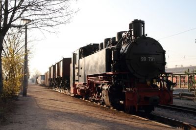 Lößnitzgrundbahn
Museumszug am Ausgangspunkt der Lößnitzgrundbahn im Bahnhof Radebeul Ost mit 99 791.
Schlüsselwörter: Lößnitzgrundbahn , Radebeul , 99 791