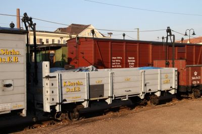 Lößnitzgrundbahn
Museumszug, Zweiachsiger Güterwagen K 347 der königl. sächsischen Staatseisenbahnen.
Schlüsselwörter: Lößnitzgrundbahn , Radebeul , Güterwagen