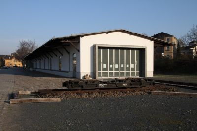 Lößnitzgrundbahn
Im ehemaligen Güterschuppen im Bhf. Radebeul Ost wurde ein Schmalspurbahnmuseum eingerichtet. Davor ist ein Rollwagen ausgestellt.
Schlüsselwörter: Lößnitzgrundbahn , Radebeul , Museum