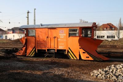 Lößnitzgrundbahn
Zweirichtungsschneepflug im Bhf. Radebeul Ost.
Schlüsselwörter: Lößnitzgrundbahn , Radebeul , Schneepflug