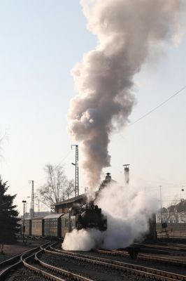 Lößnitzgrundbahn
99 1761-8 setzt sich mit ihrem Zug in Bewegung, um zu den Bahnsteigen vorzufahren.
Schlüsselwörter: Lößnitzgrundbahn , Radebeul