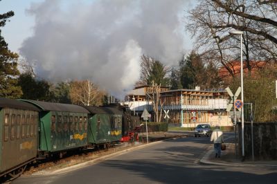 Lößnitzgrundbahn
Durch Radebeul fährt die Lößnitzgrundbahn am Straßenrand entlang.
Schlüsselwörter: Lößnitzgrundbahn , Radebeul